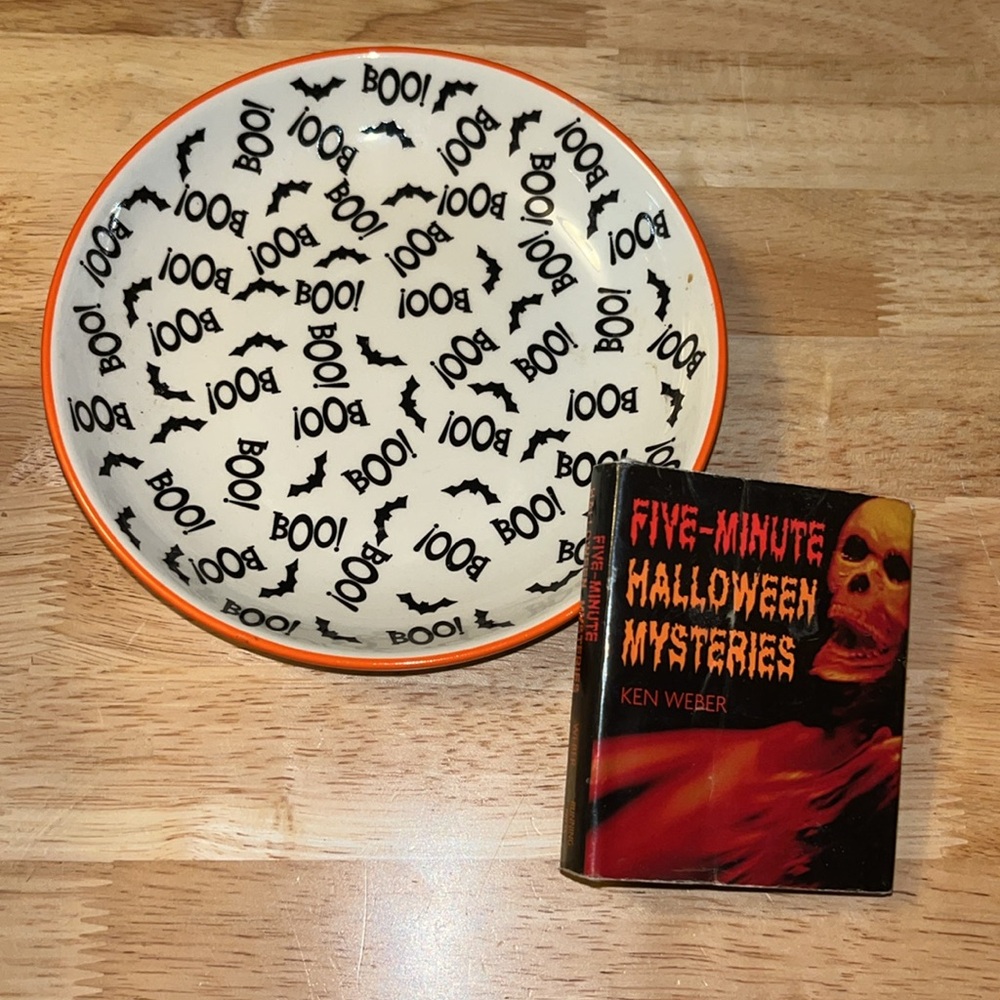 FIVE – MINUTE Halloween mysteries MINI book with BOO bat plate